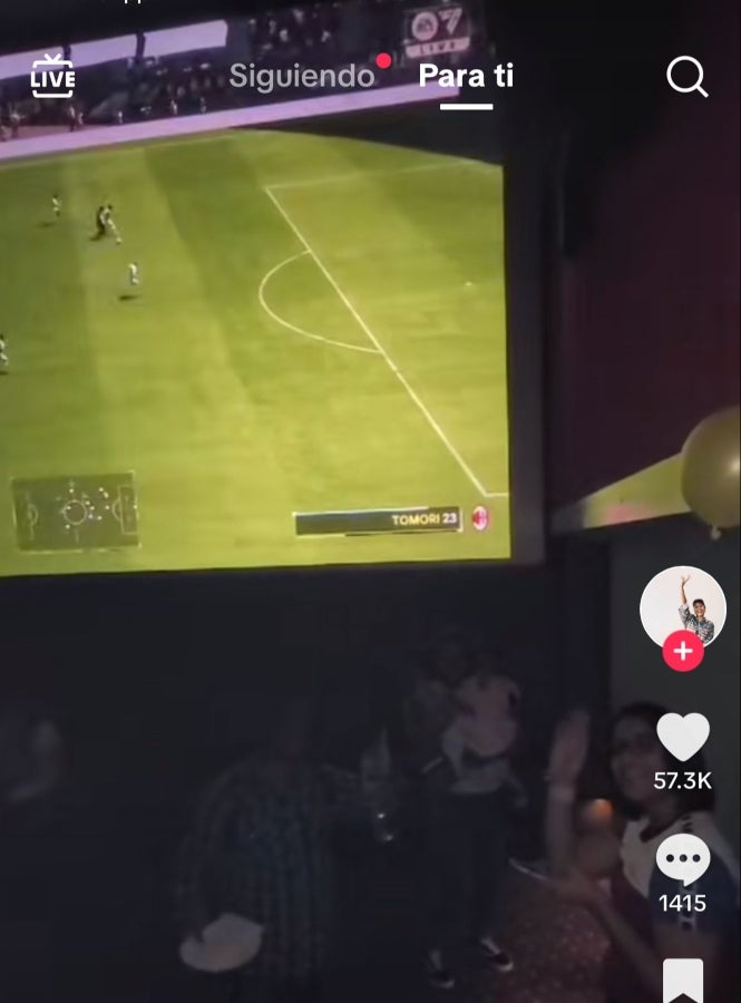 El festejado y sus amigos jugaron FIFA en el cine