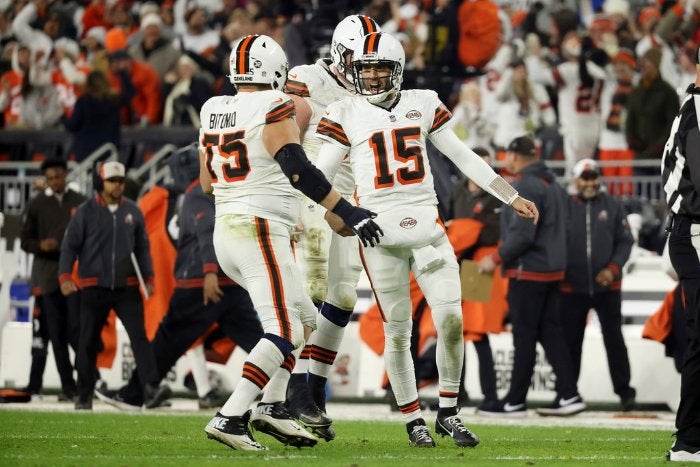 Flacco celebra con un compañero