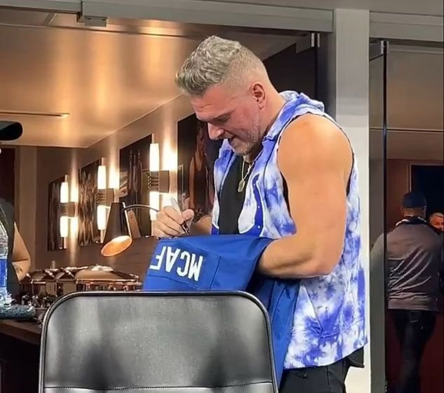 Pat McAfee firmando autógrafos