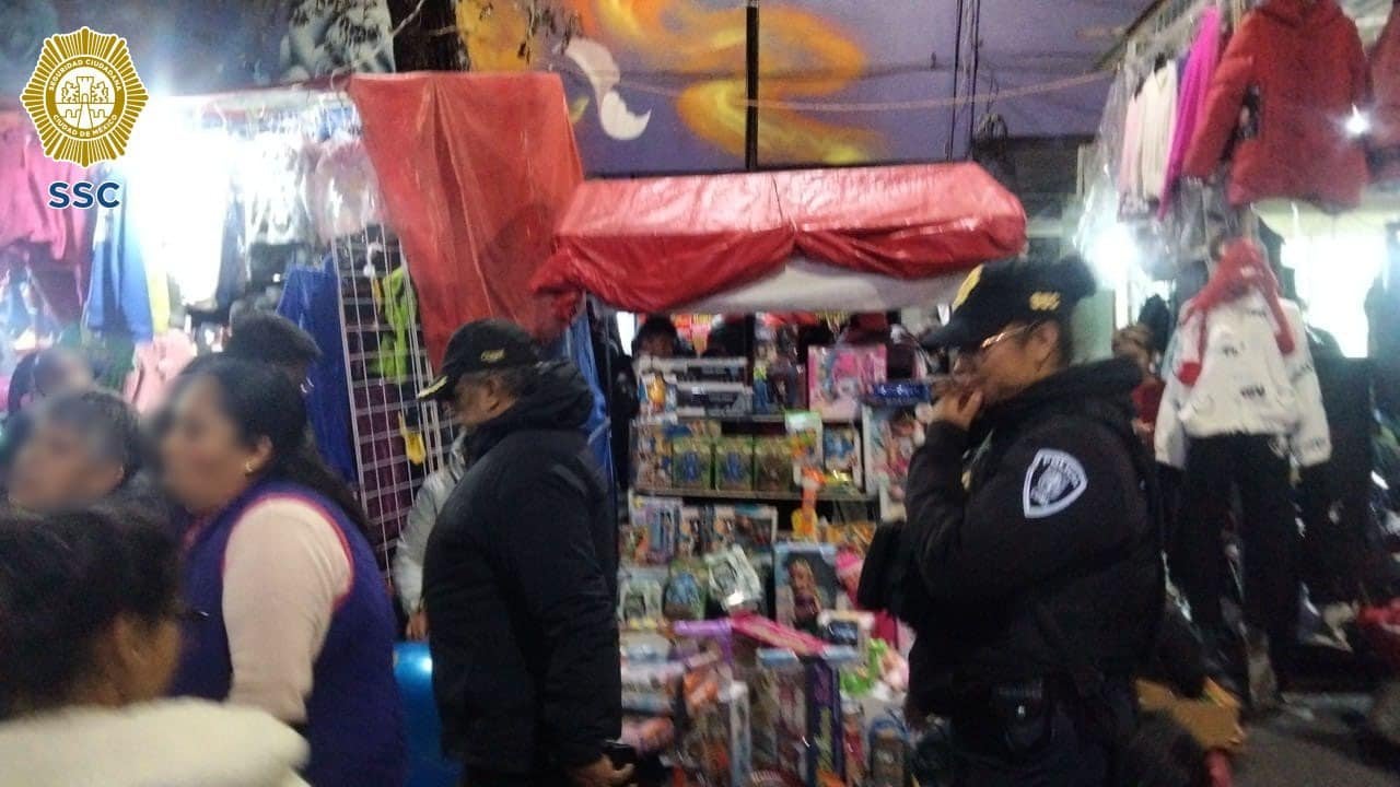 En diversas colonias, la policía estuvo vigilando que las cosas marcharan en paz.