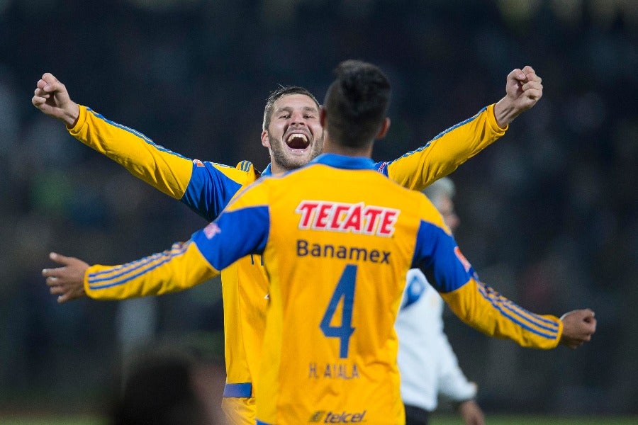 Hugo Ayala festejando con André-Pierre Gignac