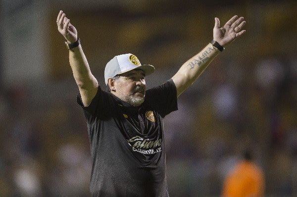 Maradona dirigiendo a Dorados de Sinaloa