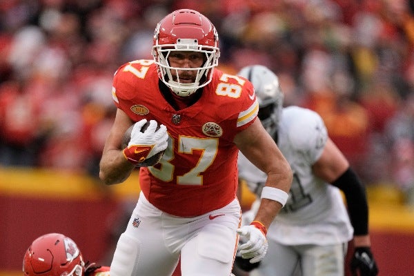 Kelce neceista 16 yardas para llegar a las mil 