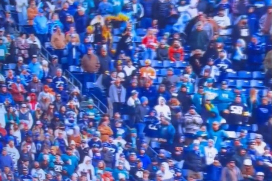 Aficionados de Steelers con pañuelos en Nissan Stadium