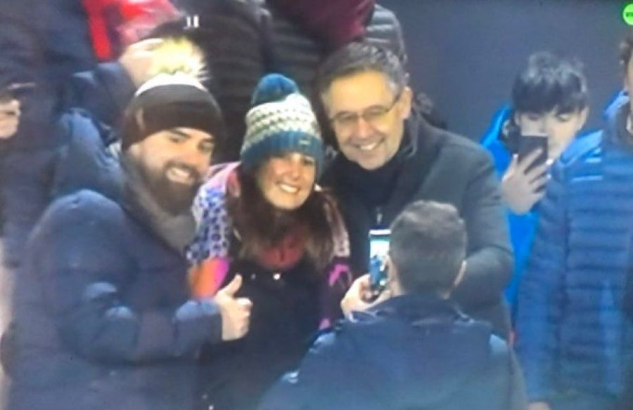 Josep María Bartomeu en la cancha del Barbastro