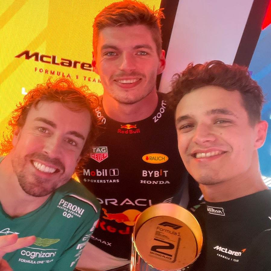 Alonso, Verstappen y Norris en un podio juntos