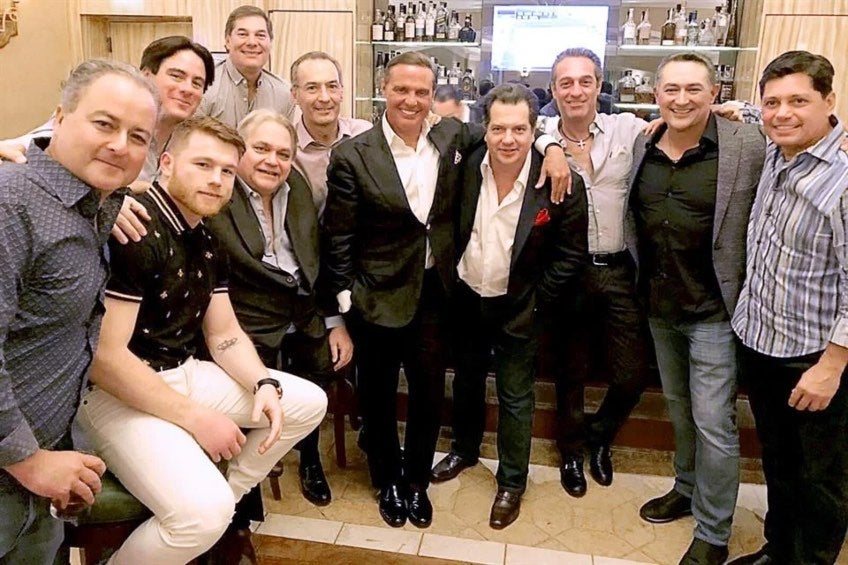 Luis Miguel con el grupo de amigos que 'salvó' su carrera