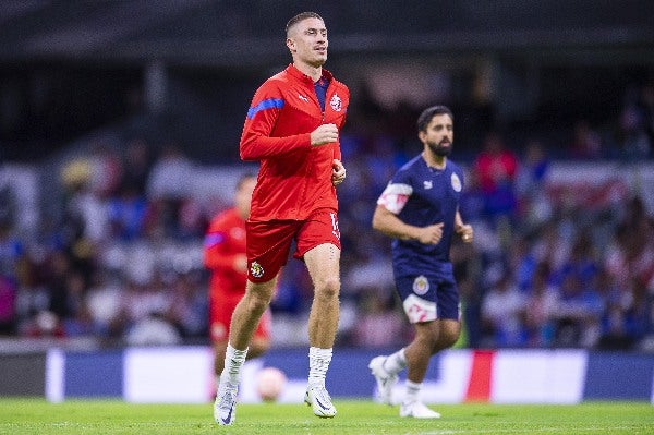 Santiago Ormeño jugando con las Chivas