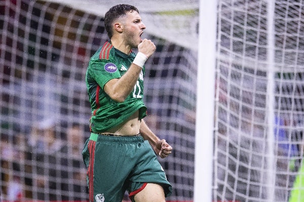 Santiago Giménez jugando con la Selección Mexicana