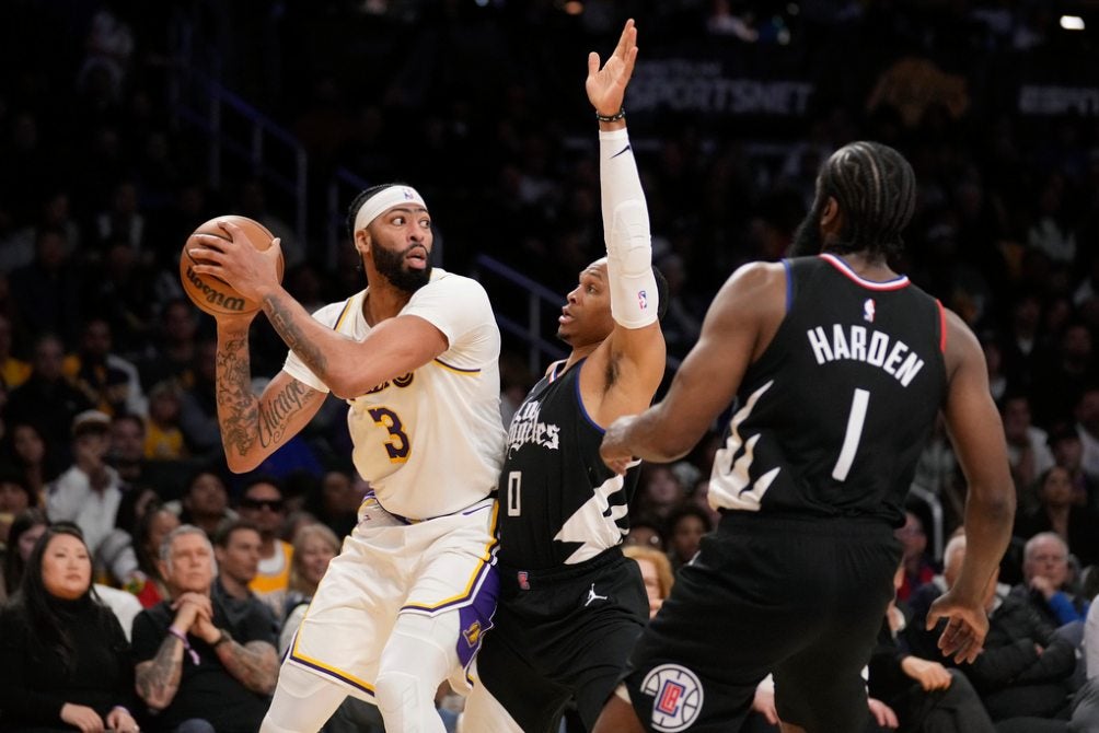 Anthony Davis se enfrenta a Russell Westbrook