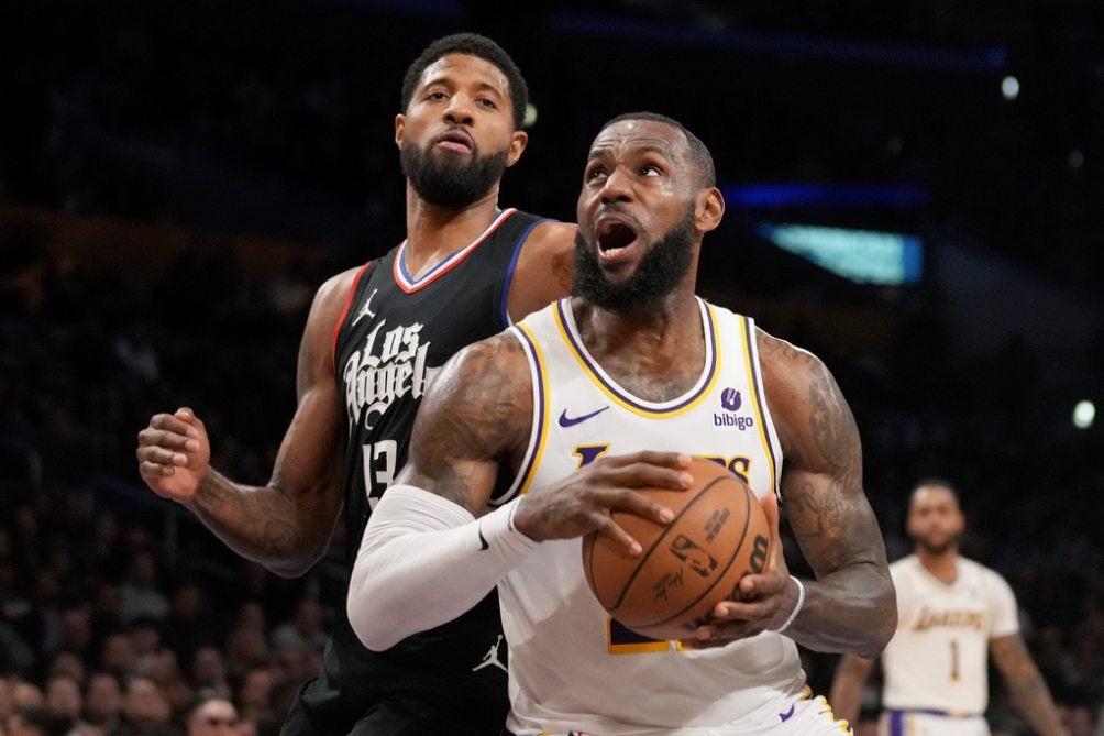 LeBron James en enfrentamiento ante Paul George