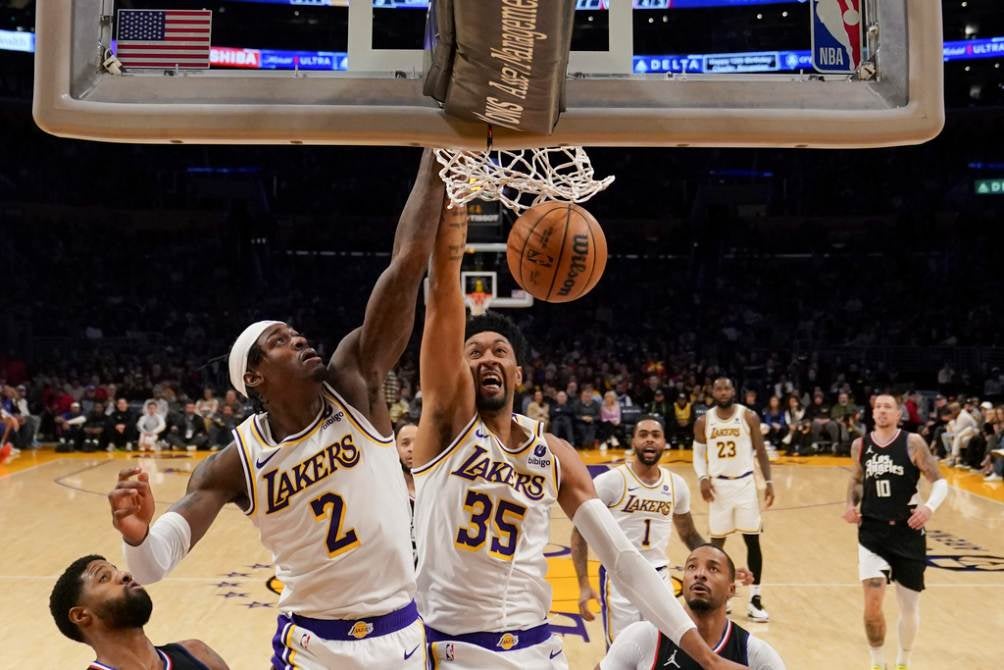 Jarred Vanderbilt y Christian Wood durante el juego frente a Clippers