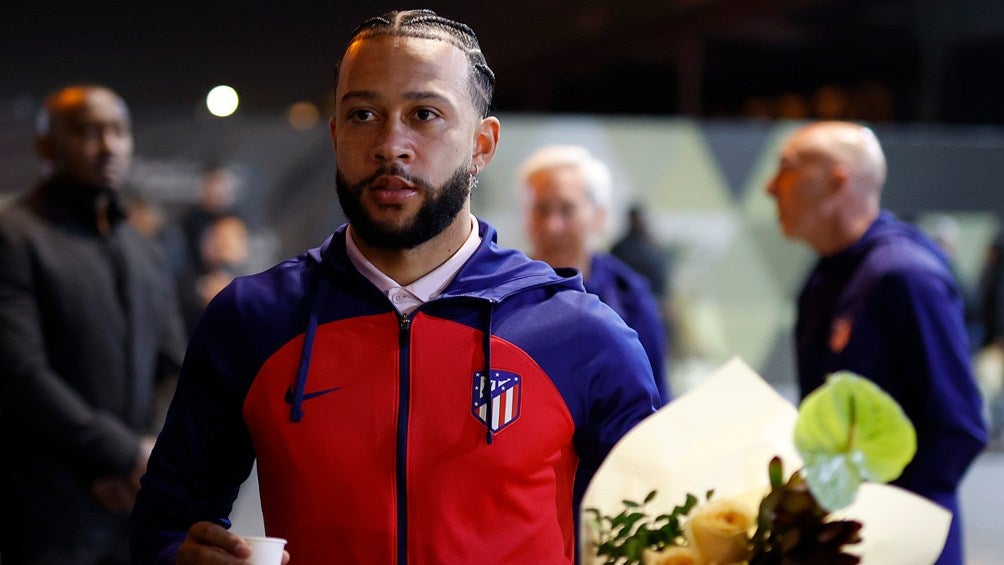 Memphis Depay a su llegada al hotel Radisson Blue & Residence