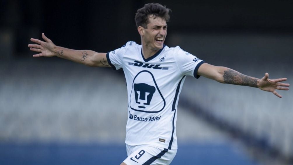 Dinenno festejando un gol con los Pumas