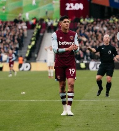 Edson Álvarez en un partido de West Ham