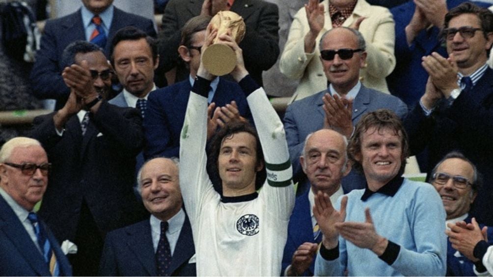 Beckenbauer levantando la Copa del Mundo en 1974