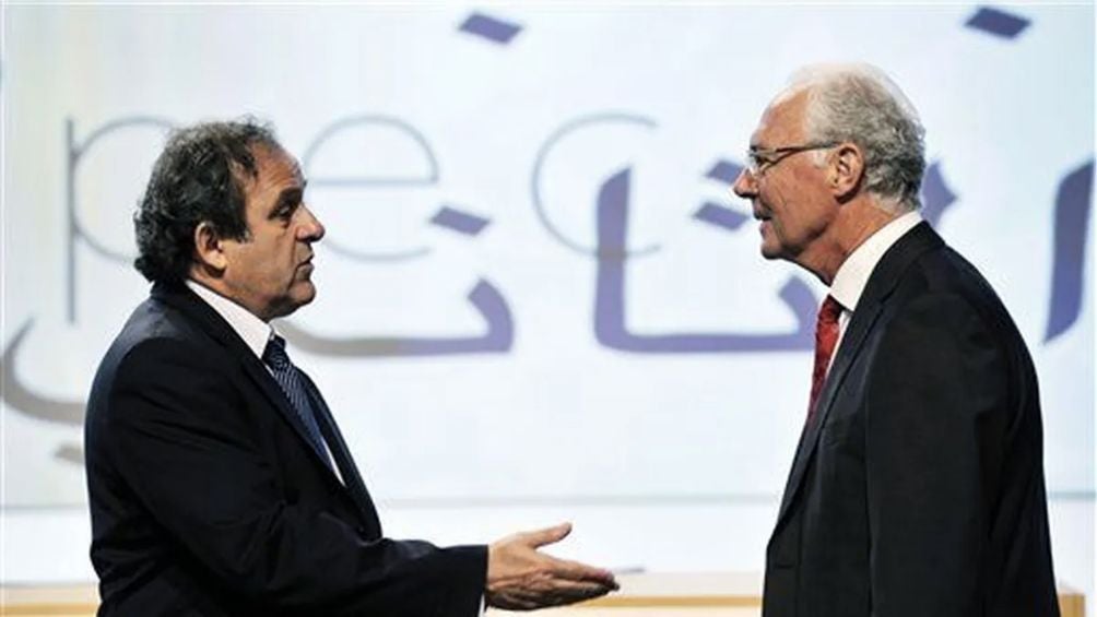 Beckenbauer junto a Michel Platini