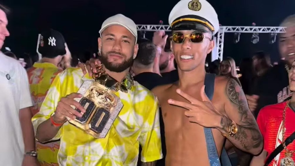 Neymar fue a su crucero lesionado de la rodilla