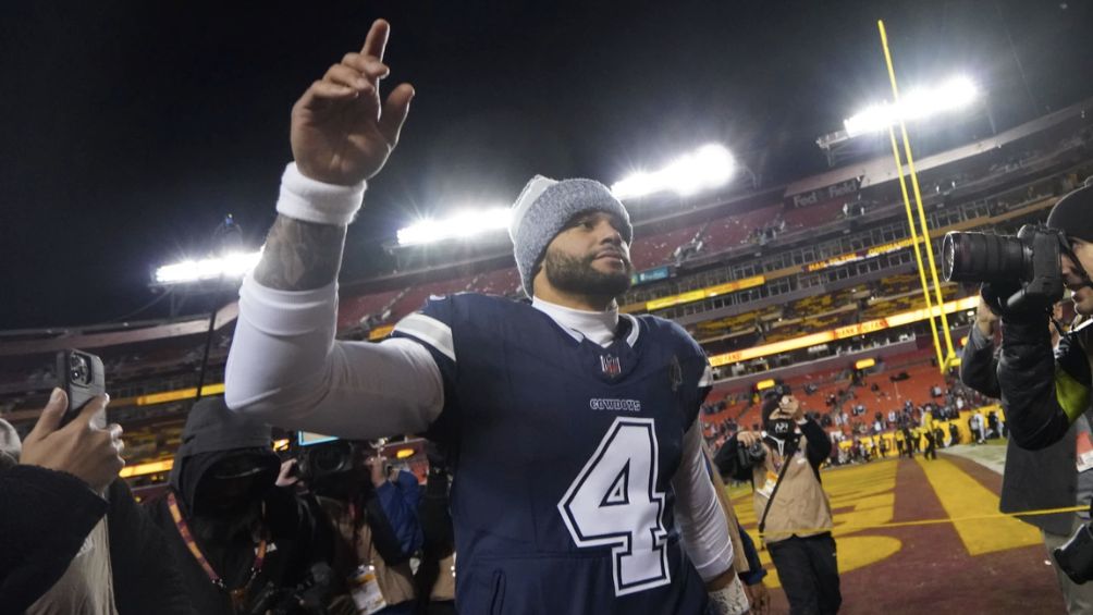 Prescott celebra la victoria ante los Commanders