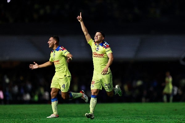 Sebastián Cáceres jugando con el América 