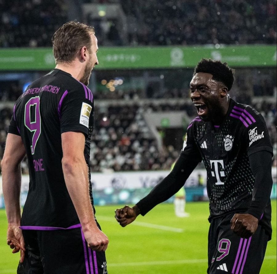 Alphonso Davies festejando un gol con Harry Kane