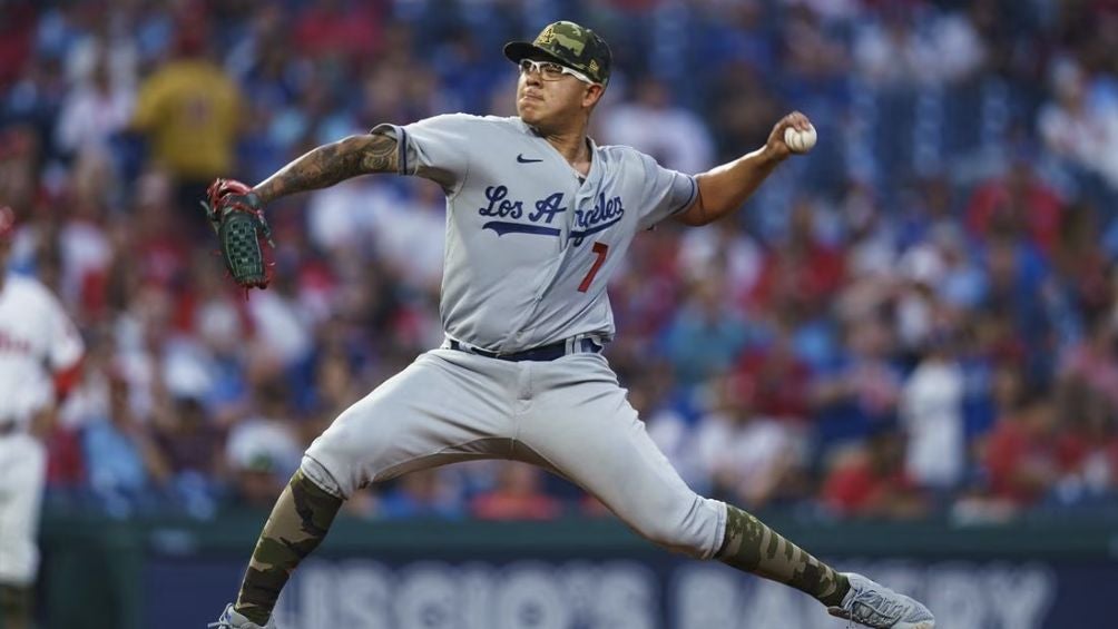 Urías lanzando en un juego con los Dodgers