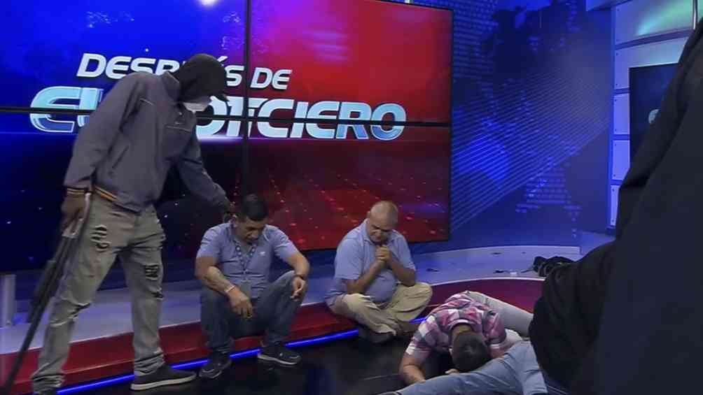 Los actos violentos en Ecuador incluyeron la toma de un estudio mientras estaba un noticiero en vivo.