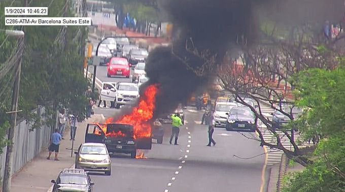 Desde temprana hora, los incendios a autos se empezaron a propagar por todo Guayaquil.