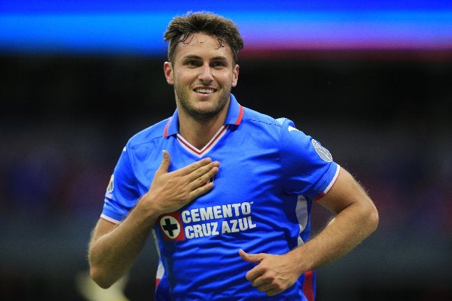 Santiago Giménez celebra un gol con Cruz Azul