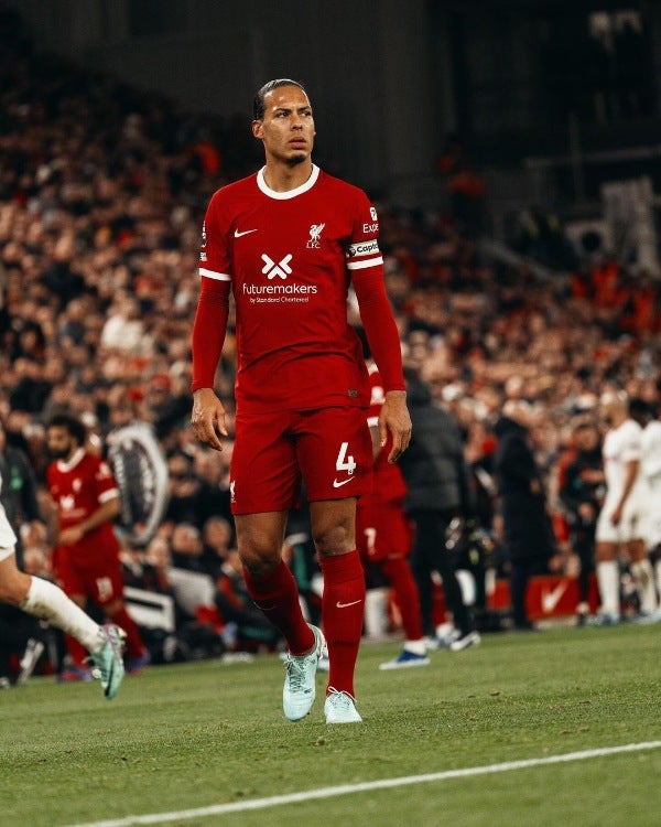 Virgil van Dijk jugando con Liverpool