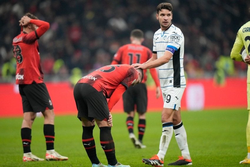 Los jugadores consolando a los de Milan