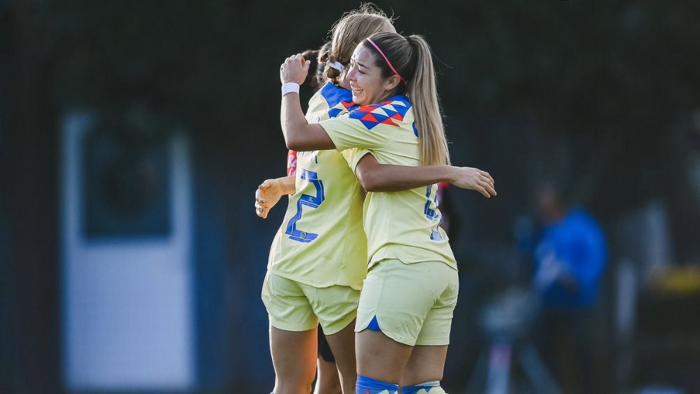 Katty Martínez y Sarah Luebbert celebran un gol