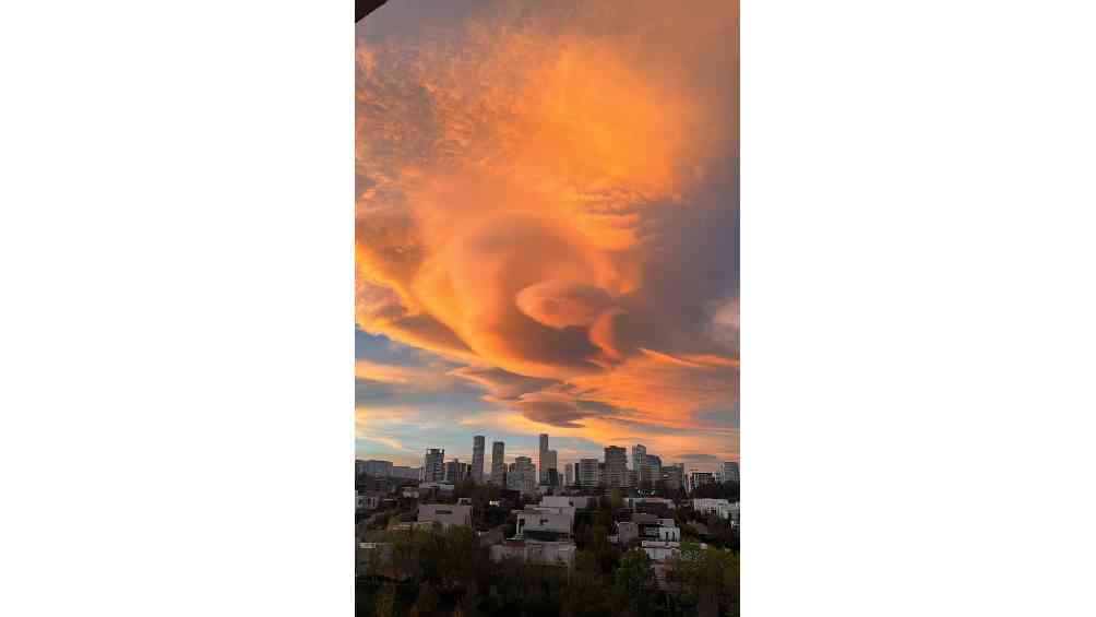 La espectacular postal se pudo ver desde varias parte de la Ciudad de México. 