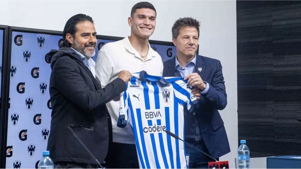 El delantero en su presentación con Rayados