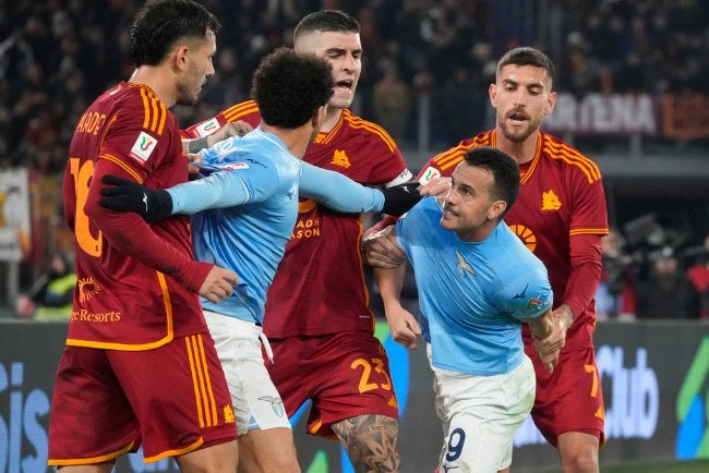 Jugadores pelean durante el partido