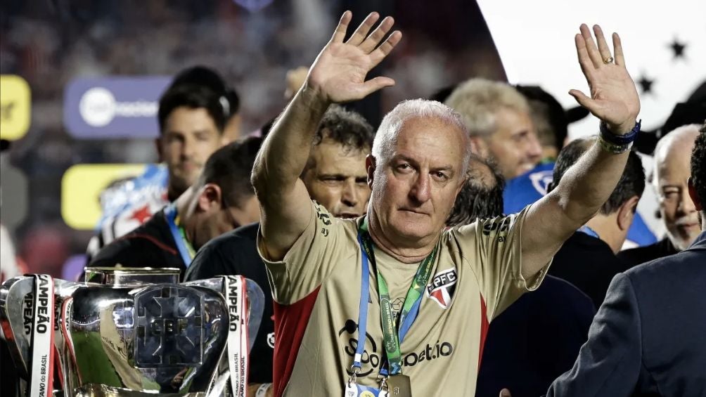 El entrenador celebrando una copa con São Paulo