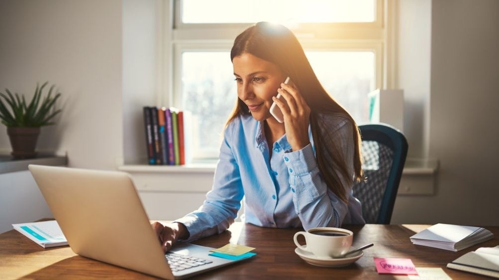 Trabajadora atendiendo el teléfono 