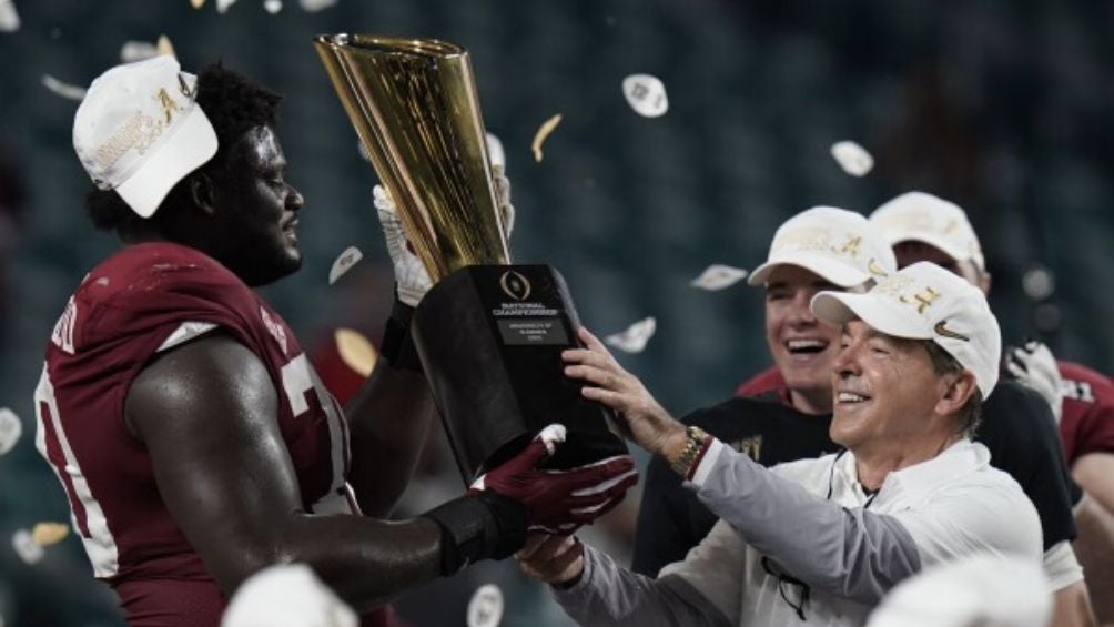 El Head Coach de Alabama dice adiós después de 17 temporadas