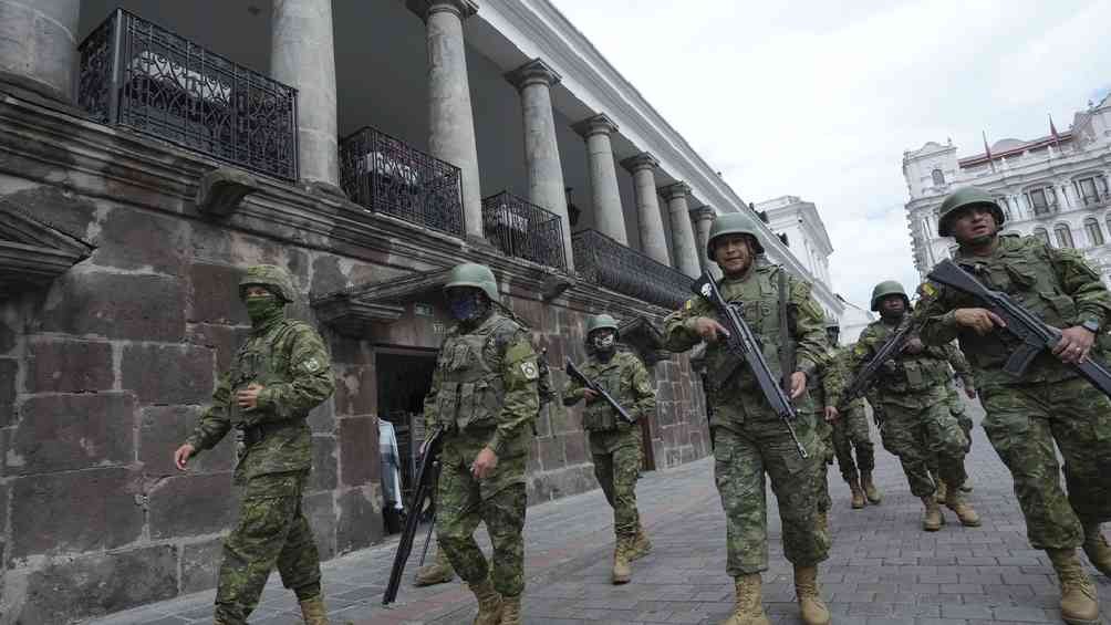 Elementos del ejército han salido a las calles para reforzar la seguridad. 