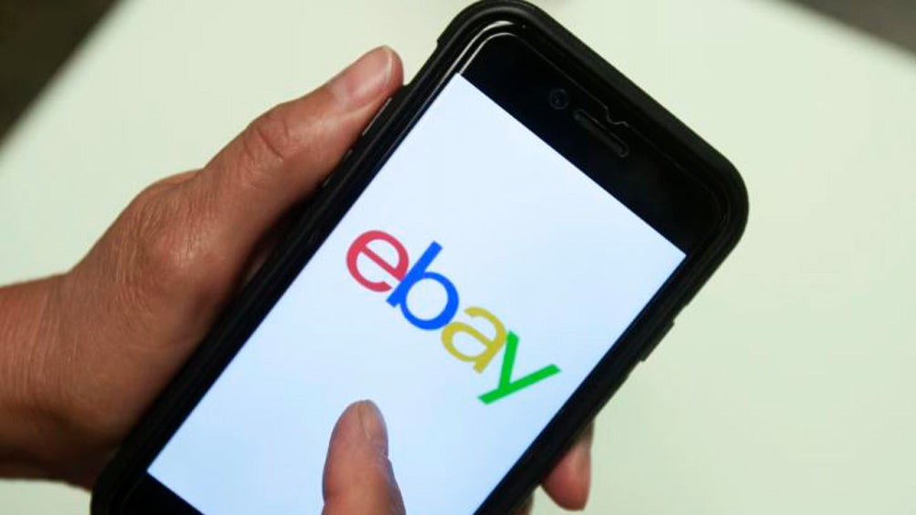 Persona usa la aplicación de eBay en su celular