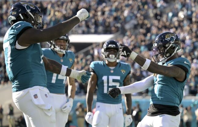 Travis Etienne y los Jaguars celebran anotación