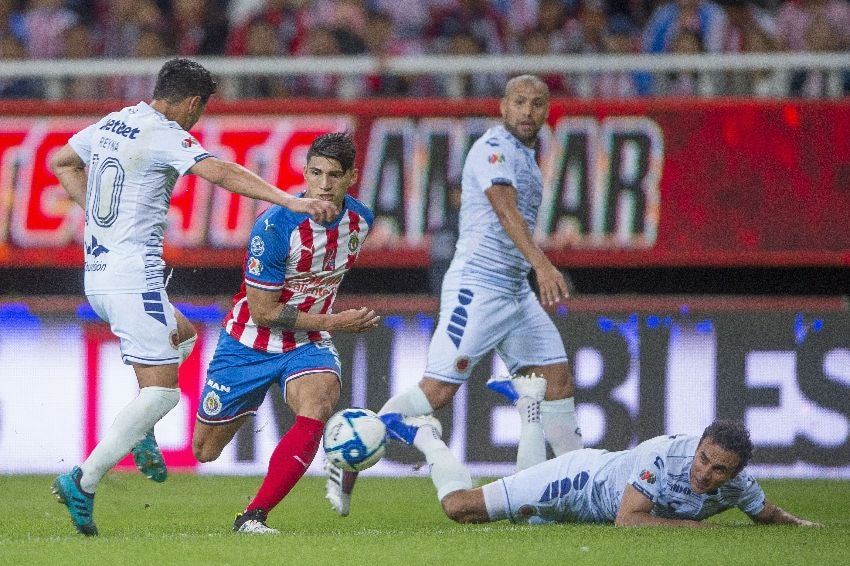 Alan Pulido en sus tiempos con Chivas