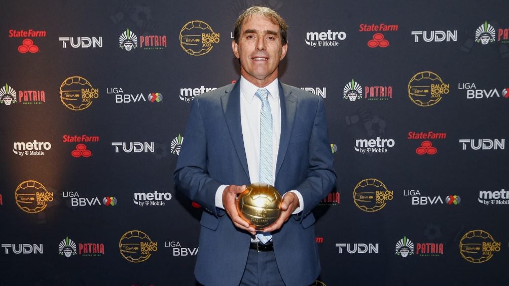 Almada con su Balón de Oro de la Liga MX