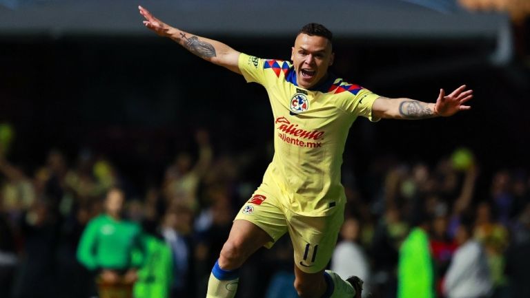 Cabecita Rodríguez celebra un gol 