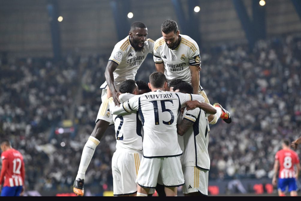 Jugadores de Real Madrid celebran victoria contra Atlético