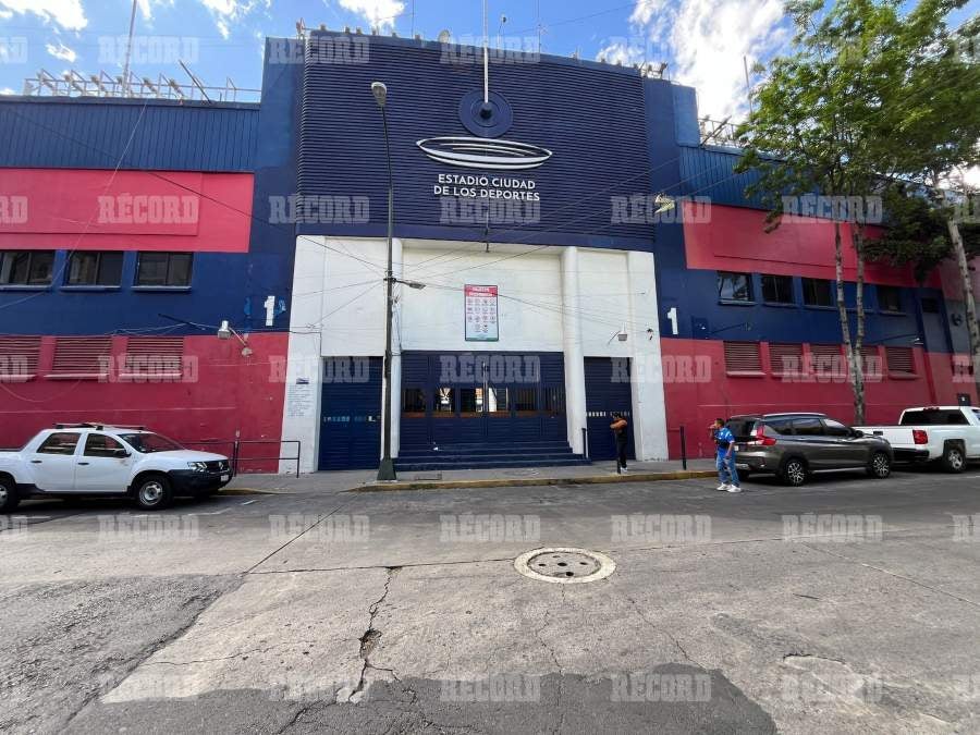 La fachada del Estadio de la Ciudad de los Deportes