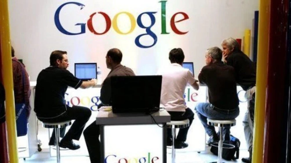 Empleados de Google, trabajando en sus oficinas. 