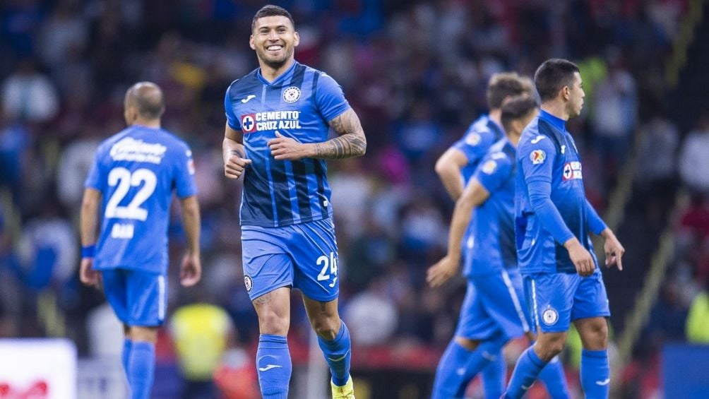 El paraguayo celebrando un gol con Santi Giménez