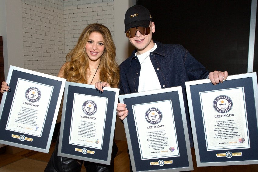 Ambos intérpretes con los certificados de Guinness.