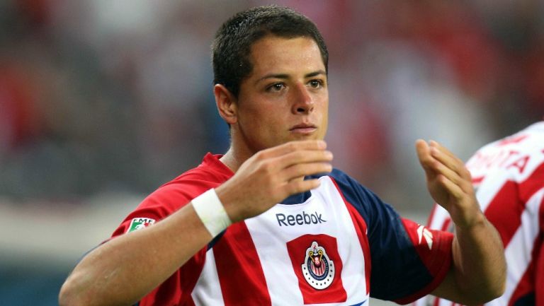 Javier Hernández luciendo los colores de Chivas